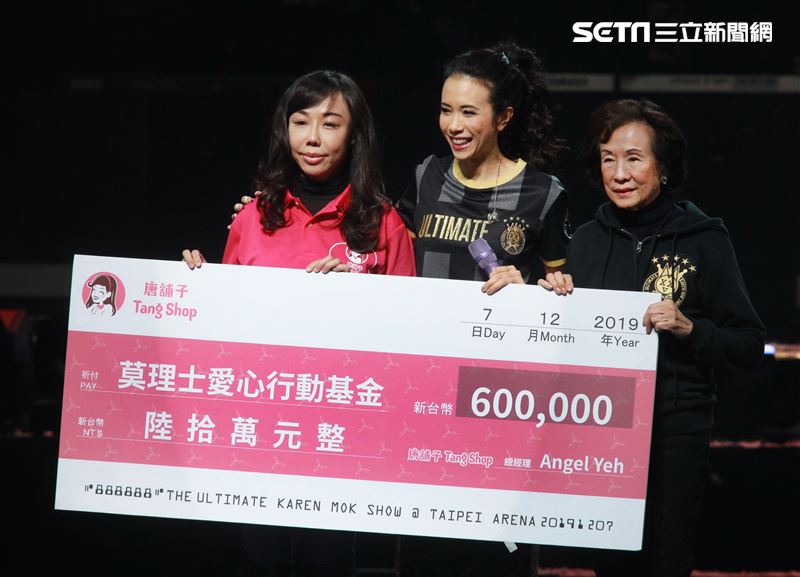 莫文蔚台北小巨蛋舉行「絕色莫文蔚世界巡迴演唱會-巔峰之旅」台北安可場，現場脫衣辣曬長腿霸氣開唱。（記者邱榮吉/攝影）