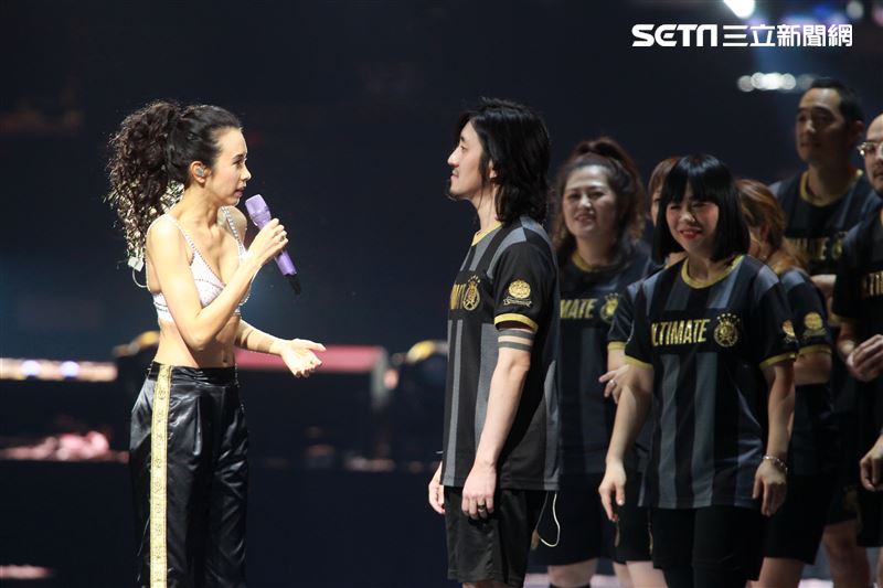 莫文蔚台北小巨蛋舉行「絕色莫文蔚世界巡迴演唱會-巔峰之旅」台北安可場，現場脫衣辣曬長腿霸氣開唱。（記者邱榮吉/攝影）