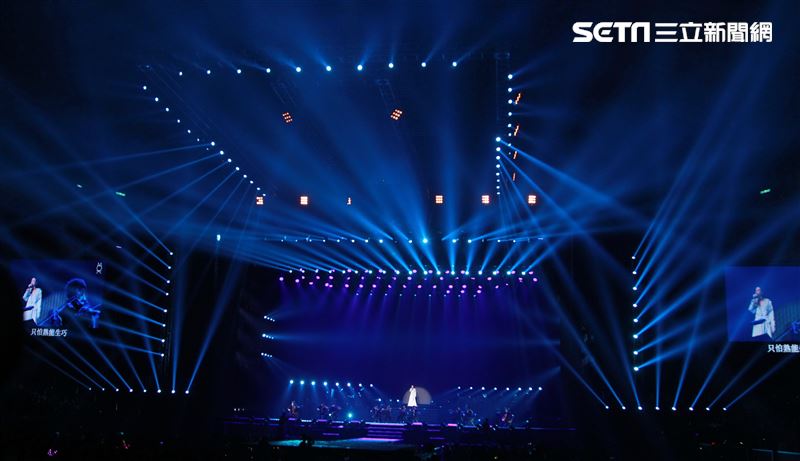 莫文蔚台北小巨蛋舉行「絕色莫文蔚世界巡迴演唱會-巔峰之旅」台北安可場，現場脫衣辣曬長腿霸氣開唱。（記者邱榮吉/攝影）