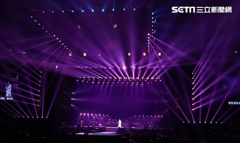 莫文蔚台北小巨蛋舉行「絕色莫文蔚世界巡迴演唱會-巔峰之旅」台北安可場，現場脫衣辣曬長腿霸氣開唱。（記者邱榮吉/攝影）