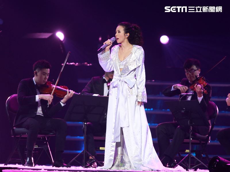 莫文蔚台北小巨蛋舉行「絕色莫文蔚世界巡迴演唱會-巔峰之旅」台北安可場，現場脫衣辣曬長腿霸氣開唱。（記者邱榮吉/攝影）