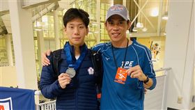 王冠閎美國公開賽200蝶摘銀（2）建國中學17歲小將王冠閎（左）8日在亞特蘭大舉行的美國公開賽男子200公尺蝶式決賽以1分55秒82勇奪銀牌，儘管未能突破個人最佳紀錄1分55秒72，但已經超出預期。（教練黃智勇提供）中央社記者黃巧雯傳真　108年12月8日