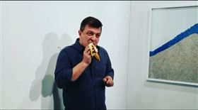 超狂「香蕉黏牆」拍賣365萬！他一秒拔下偷吃…全場驚呆（圖／翻攝自david datuna IG）