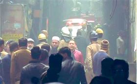 印度德里Anaj Mandi地區工廠發生大火（圖／翻攝自推特）