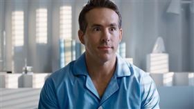 曾在電影漫威《死侍》中飾演最強惡搞英雄的萊恩雷諾斯又有超狂新作，與《博物館驚魂夜》導演尚恩李維合作科幻片《Free Guy》（暫譯：脫稿玩家）描述一名遊戲中平凡的銀行員NPC（指遊戲中的非操控角色）竟然成為英雄的故事。女主角則找來艾美獎女主角茱蒂康默，8日全新預告曝光，一行演員們也到訪巴西參加Comic Con。 IG/影片截圖