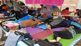 低溫辦泳賽沒禦寒　選手坐濕地板休息