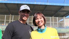 陳偉殷和前網球「漂亮寶貝」陳宜合影。（圖／記者王怡翔攝影）