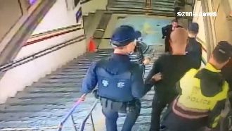 搭火車遇襲！光頭男朝女乘客臉部揮拳