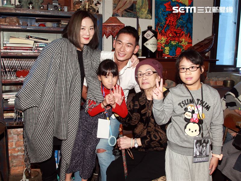 亮哲生日歌友會阿嬤、女兒、老婆一家大小前來祝福。（記者邱榮吉/攝影）