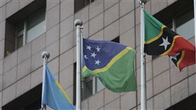 索羅門與台斷交（1）索羅門群島總理蘇嘉瓦瑞16日召開內閣會議，決定中斷與台灣的關係，與中國建交。圖為位於台北市天母地區的使館特區，下午索羅門群島國旗（中）仍懸掛在大樓外。中央社記者徐肇昌攝  108年9月16日