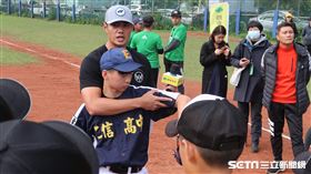 陳偉殷指導基隆基層球員。（圖／記者王怡翔攝影）