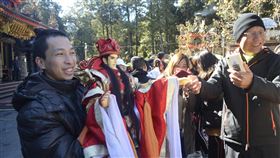 阿里山跨界偶戲演出　遊客拍照留念嘉義民族管弦樂團與三昧堂跨界合作，8日在阿里山受鎮宮演出，遊客被華麗的戲偶吸引，紛紛拍照留念。中央社記者蔡智明攝　108年12月8日