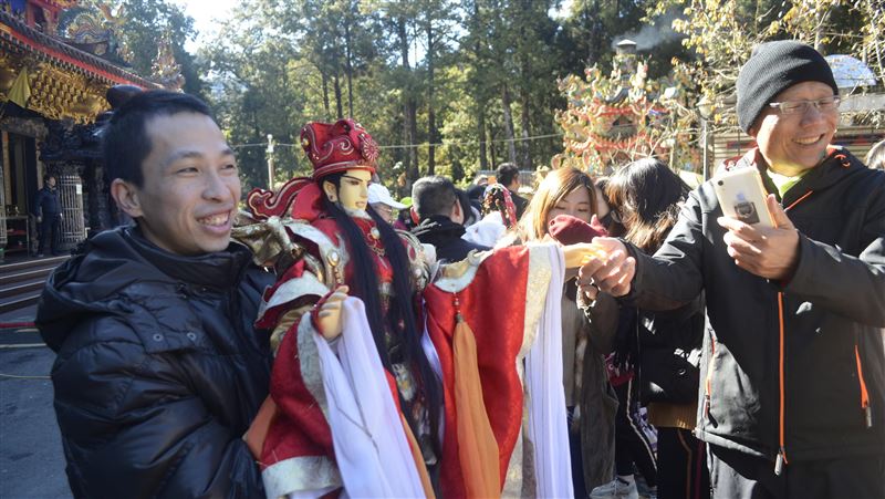 阿里山跨界偶戲演出　吸引遊客目光