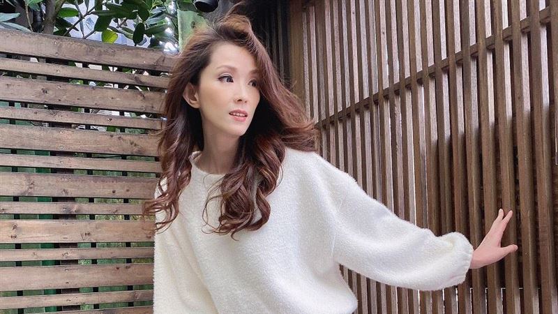 葉全真獻直播處女秀　被她當鞋模使喚
