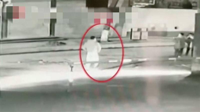 男大街脫褲露「兩顆」2女被狂追嚇壞