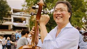 馬友友明年訪台　獻上巴哈無伴奏大提琴組曲大提琴家馬友友過去帶著巴哈計畫走過祕魯金字塔、希臘雅典衛城與兩韓邊界等，進行不同領域不同文化的深度交流，如今也確定2020年台灣行，將在台北舉行巴哈無伴奏大提琴組曲音樂會，一口氣演完6首全本。（牛耳藝術提供）中央社記者趙靜瑜傳真  108年12月8日