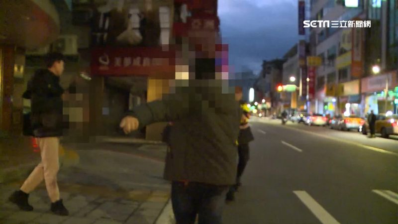 扯！喝茫砸車遭制止　醉漢抓狂勒記者