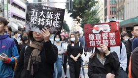 民陣1208遊行 示威者高舉標語行進香港民間人權陣線8日舉行「國際人權日」遊行，下午3時正式起步。圖為民眾高舉「五大訴求，缺一不可」和「徹查警黑，追究警暴」的標語行進。中央社記者張謙香港攝 108年12月8日