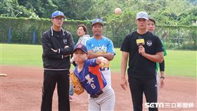 陳偉殷到基隆進行棒球營指導。（圖／記者王怡翔攝影）