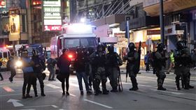 民陣1208遊行　警民中環對峙8日晚間7時45分，一批示威者占據了中環德輔道中，在德輔道中和域多利皇后街與防暴警察對峙，防暴警察準備了水炮車和裝甲車。中央社記者張謙香港攝　108年12月8日