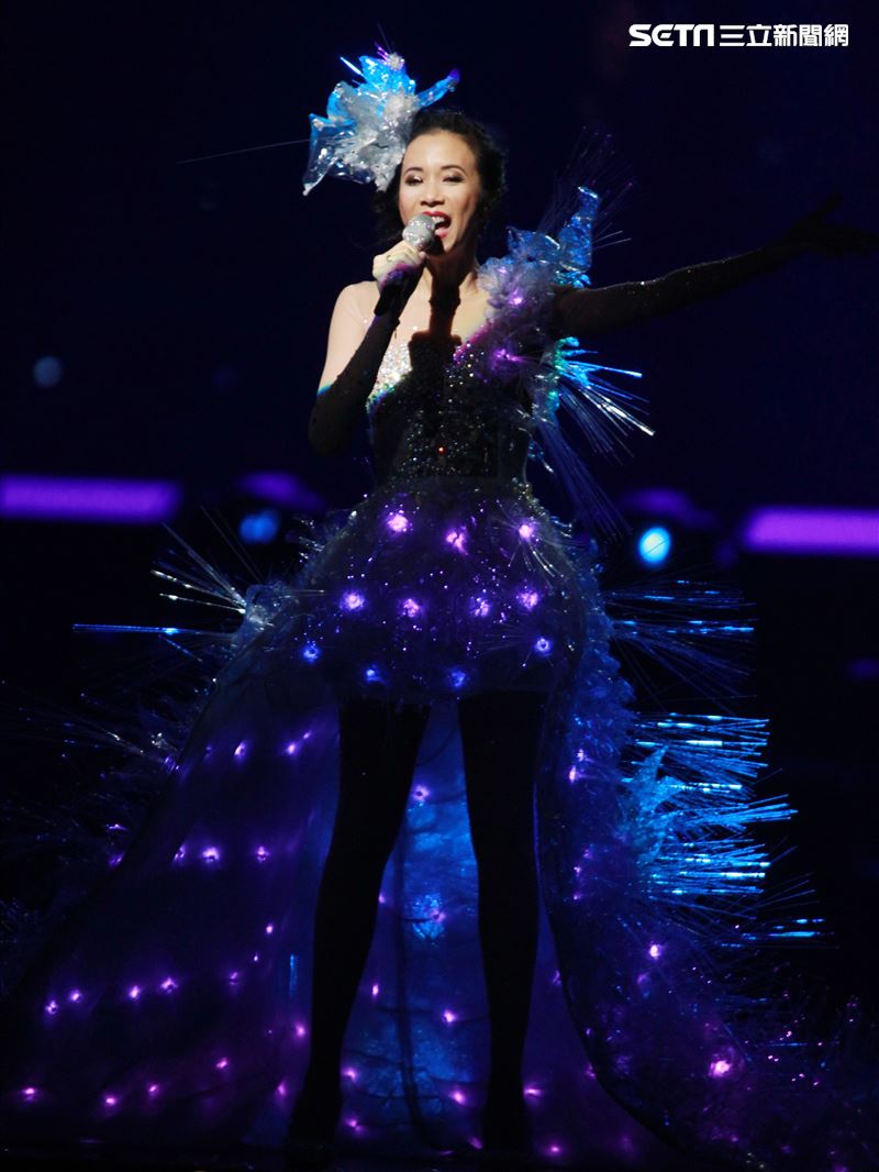 莫文蔚的巡迴演唱會「絕色巔峰之旅」感性告別，粉絲嗨爆最後一次在小巨蛋開演唱會。（記者邱榮吉/攝影）