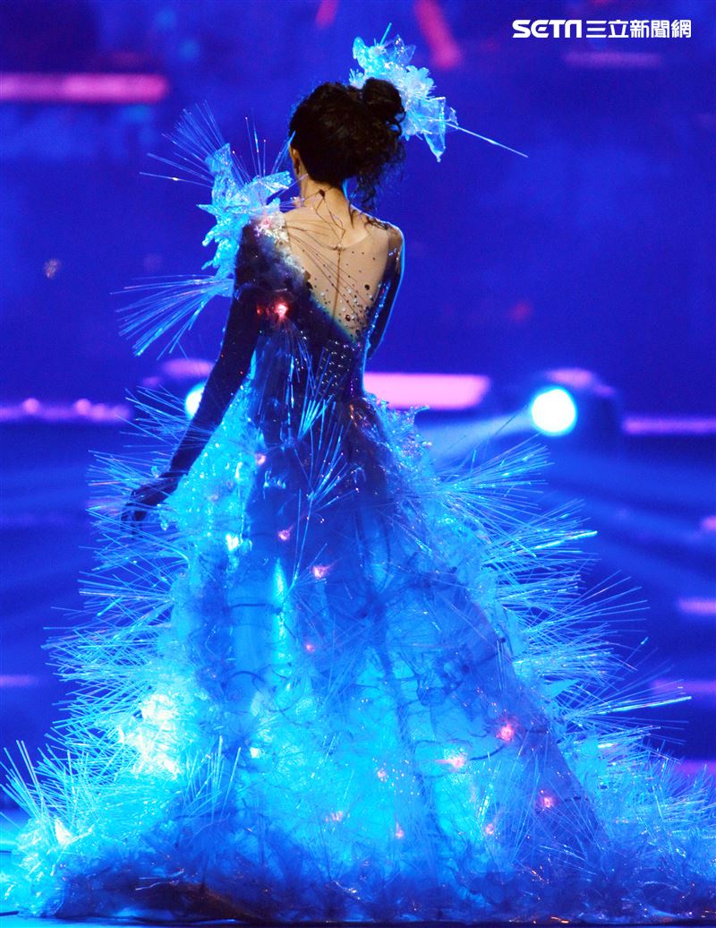 莫文蔚的巡迴演唱會「絕色巔峰之旅」感性告別，粉絲嗨爆最後一次在小巨蛋開演唱會。（記者邱榮吉/攝影）