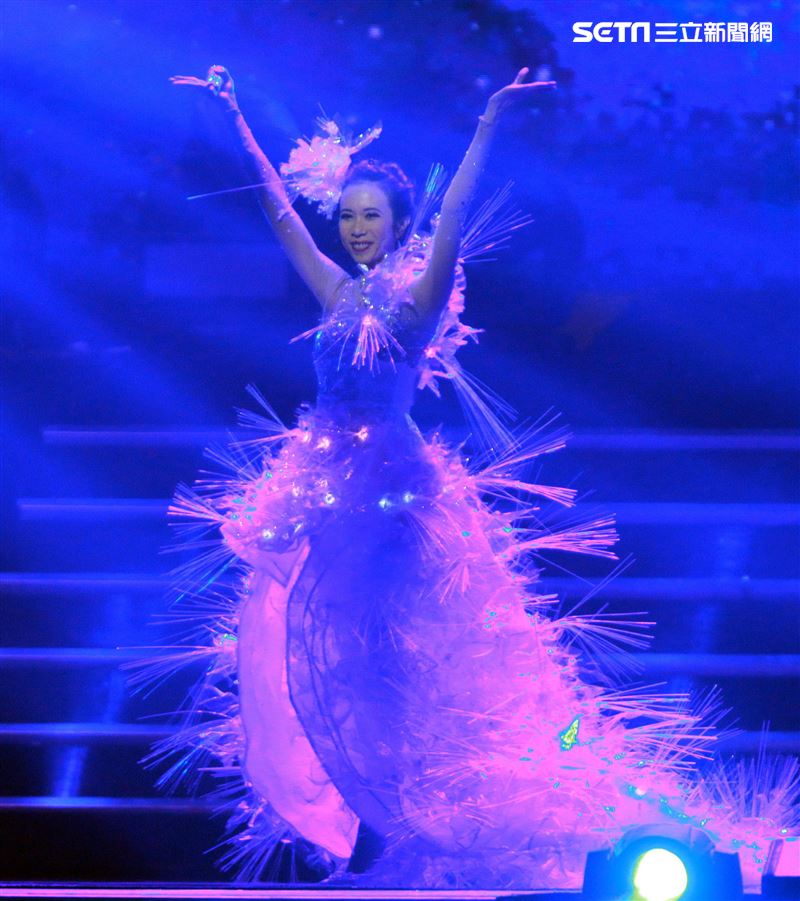 莫文蔚的巡迴演唱會「絕色巔峰之旅」感性告別，粉絲嗨爆最後一次在小巨蛋開演唱會。（記者邱榮吉/攝影）