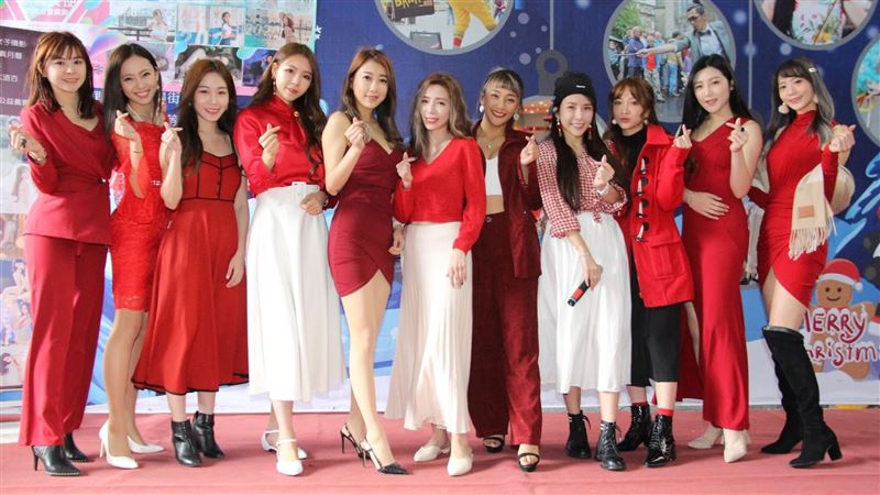 12女神寒冬送暖　義賣現場人擠爆！
