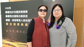 真愛無關血緣　寄養家庭收穫比辛苦多寄養家庭代表李素霞（左）、劉婉惠（右）8日分別獲得衛生福利部寄養家庭績優獎及資深獎鼓勵，感謝她們對寄養童的照顧和關懷。李素霞表示，真愛無關血緣，陪孩子長大比錢更重要。中央社記者陳偉婷攝　108年12月8日