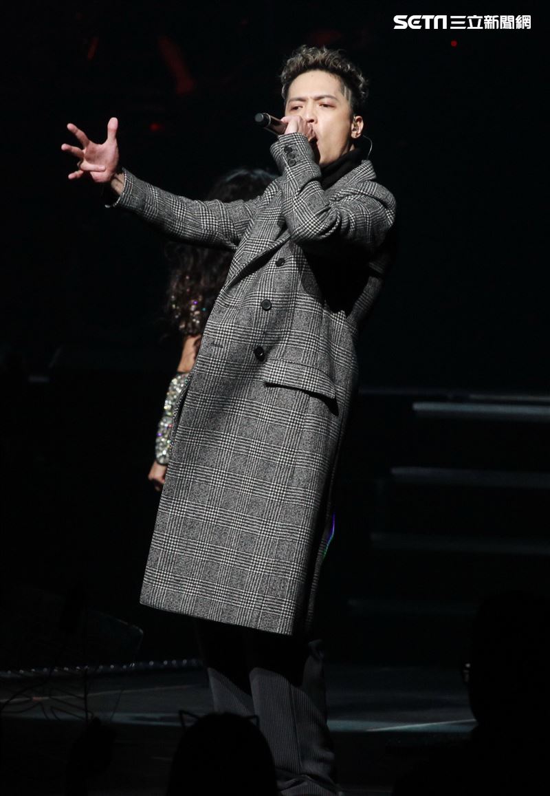 莫文蔚最後一次在台北小巨蛋開演唱會和嘉賓J.Sheon合唱。（記者邱榮吉/攝影）