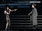 莫文蔚最後一次在台北小巨蛋開演唱會和嘉賓J.Sheon合唱。（記者邱榮吉/攝影）