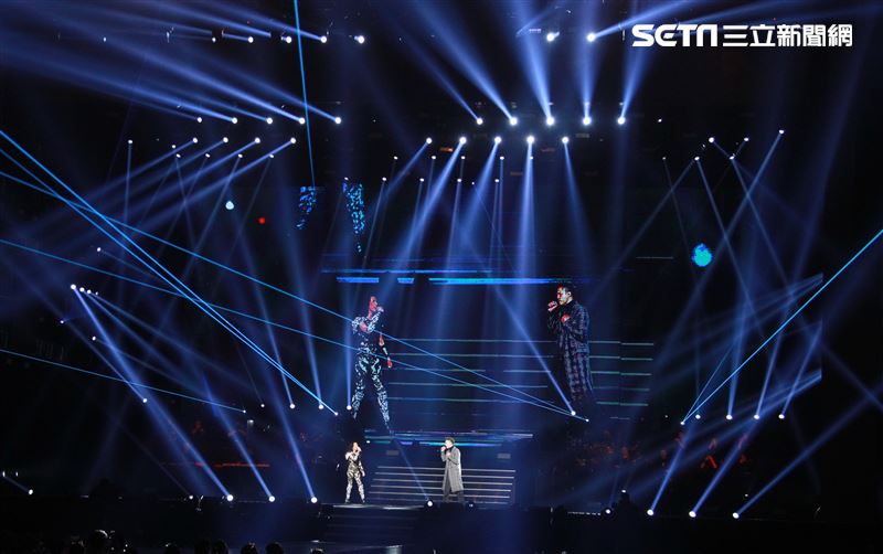 莫文蔚最後一次在台北小巨蛋開演唱會和嘉賓J.Sheon合唱。（記者邱榮吉/攝影）