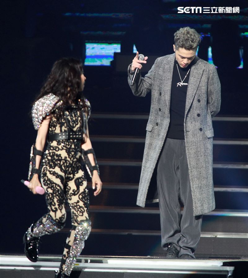 莫文蔚最後一次在台北小巨蛋開演唱會和嘉賓J.Sheon合唱。（記者邱榮吉/攝影）