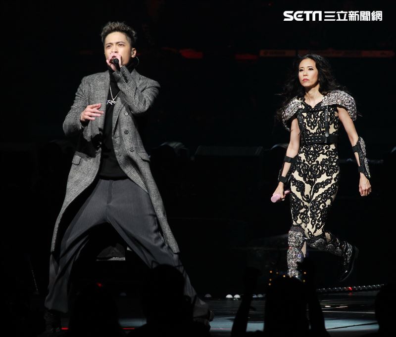 莫文蔚最後一次在台北小巨蛋開演唱會和嘉賓J.Sheon合唱。（記者邱榮吉/攝影）