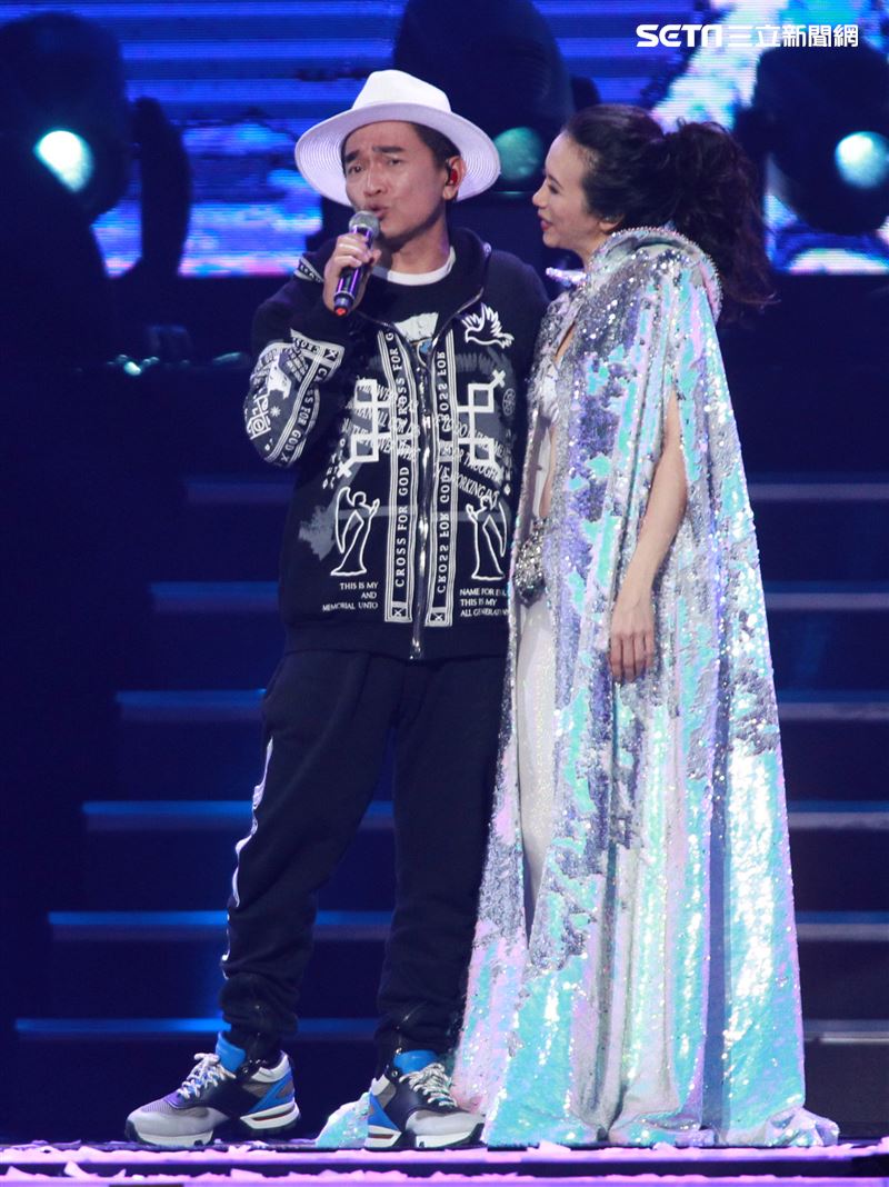 莫文蔚最後一次在台北小巨蛋開演唱會和嘉賓吳宗憲一起合唱「廣島之戀」。（記者邱榮吉/攝影）
