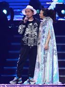 莫文蔚最後一次在台北小巨蛋開演唱會和嘉賓吳宗憲一起合唱「廣島之戀」。（記者邱榮吉/攝影）