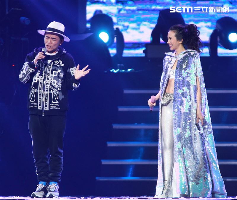 莫文蔚最後一次在台北小巨蛋開演唱會和嘉賓吳宗憲一起合唱「廣島之戀」。（記者邱榮吉/攝影）