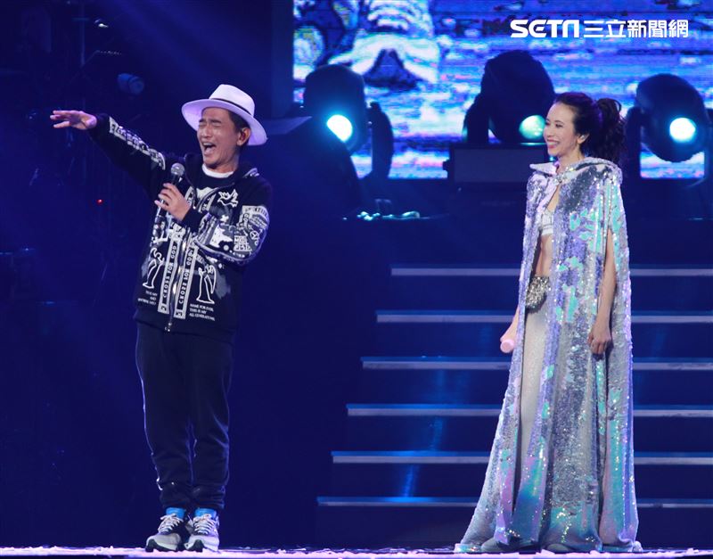莫文蔚最後一次在台北小巨蛋開演唱會和嘉賓吳宗憲一起合唱「廣島之戀」。（記者邱榮吉/攝影）
