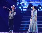 莫文蔚最後一次在台北小巨蛋開演唱會和嘉賓吳宗憲一起合唱「廣島之戀」。（記者邱榮吉/攝影）
