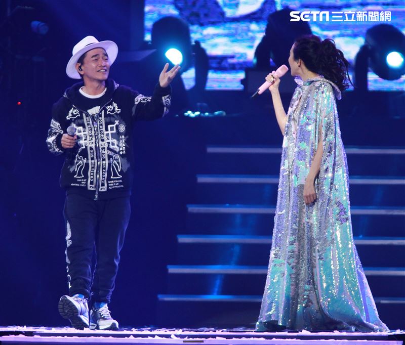 莫文蔚最後一次在台北小巨蛋開演唱會和嘉賓吳宗憲一起合唱「廣島之戀」。（記者邱榮吉/攝影）