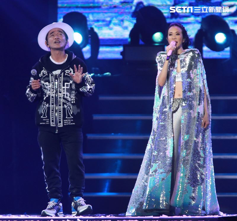 莫文蔚最後一次在台北小巨蛋開演唱會和嘉賓吳宗憲一起合唱「廣島之戀」。（記者邱榮吉/攝影）