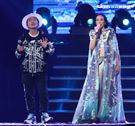 莫文蔚最後一次在台北小巨蛋開演唱會和嘉賓吳宗憲一起合唱「廣島之戀」。（記者邱榮吉/攝影）