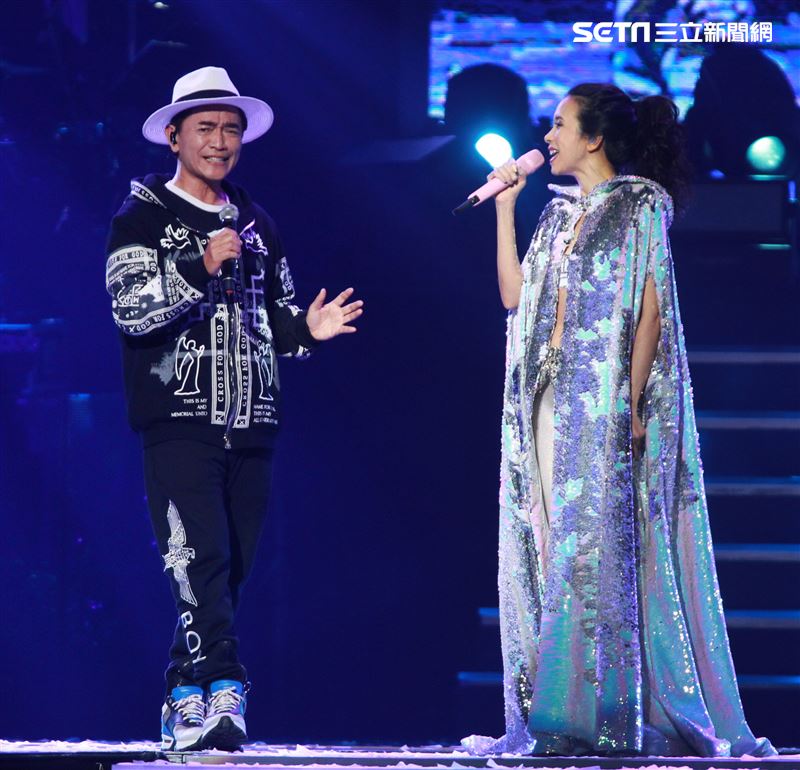 莫文蔚最後一次在台北小巨蛋開演唱會和嘉賓吳宗憲一起合唱「廣島之戀」。（記者邱榮吉/攝影）