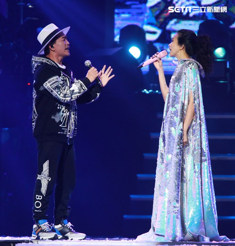 莫文蔚最後一次在台北小巨蛋開演唱會和嘉賓吳宗憲一起合唱「廣島之戀」。（記者邱榮吉/攝影）