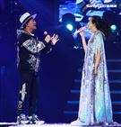 莫文蔚最後一次在台北小巨蛋開演唱會和嘉賓吳宗憲一起合唱「廣島之戀」。（記者邱榮吉/攝影）