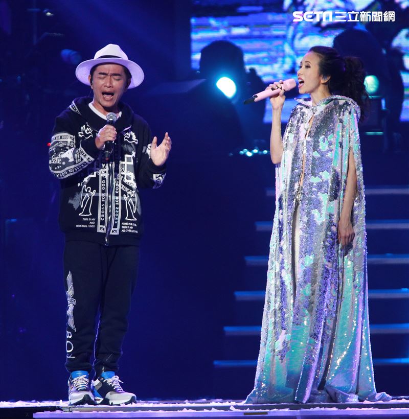莫文蔚最後一次在台北小巨蛋開演唱會和嘉賓吳宗憲一起合唱「廣島之戀」。（記者邱榮吉/攝影）