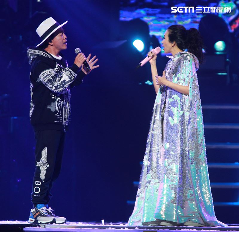 莫文蔚最後一次在台北小巨蛋開演唱會和嘉賓吳宗憲一起合唱「廣島之戀」。（記者邱榮吉/攝影）