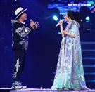 莫文蔚最後一次在台北小巨蛋開演唱會和嘉賓吳宗憲一起合唱「廣島之戀」。（記者邱榮吉/攝影）