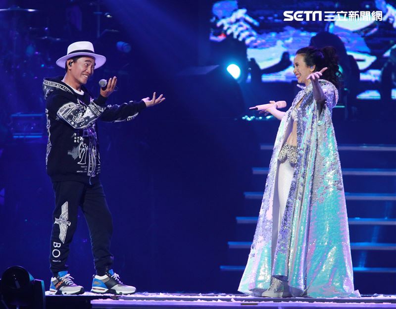 莫文蔚最後一次在台北小巨蛋開演唱會和嘉賓吳宗憲一起合唱「廣島之戀」。（記者邱榮吉/攝影）