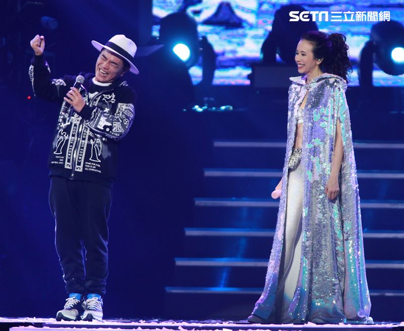 莫文蔚最後一次在台北小巨蛋開演唱會和嘉賓吳宗憲一起合唱「廣島之戀」。（記者邱榮吉/攝影）